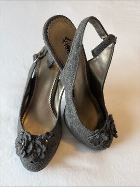 FIONI Clothing Gray Felt Slingback Heels with Flower Embellishments